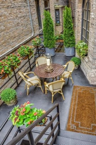 1521 State Pkwy, Chicago IL 60610-1613 exterior