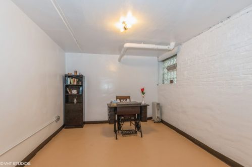 8029 Eberhart Ave, Chicago IL 60637-2411 exterior