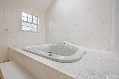 6 Sarah Ct, Edison NJ 08817-2288 exterior