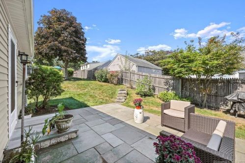 13 Is Hl Ave, Ridgefield CT exterior