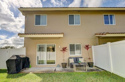 2201 Marshfield Ct, Fort Pierce FL  34953-4372 exterior