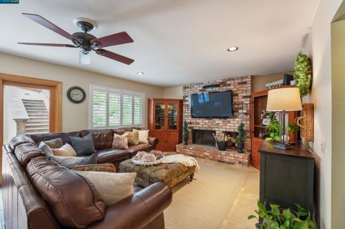 1170 Ridgemont Pl, Concord CA 94521-4831 exterior