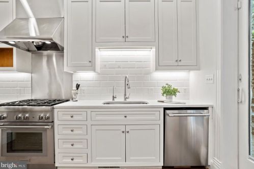 3021 Cambridge Pl, Washington DC  20007-2914 exterior