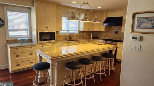 211 Iroquois Ave, Atlantic City NJ  08402-1739 exterior