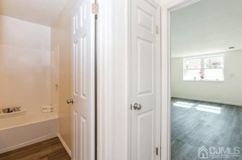 460 College Dr, Edison NJ 08817-5951 exterior