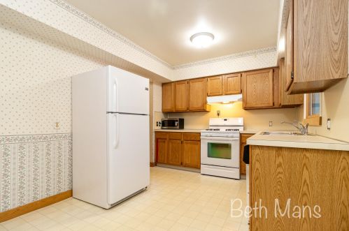 2895 Cascade Rd, Grand Rapids MI  49506-1975 exterior