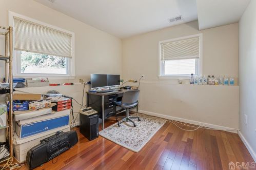 1 Charles Ct, Edison NJ 08820-2818 exterior