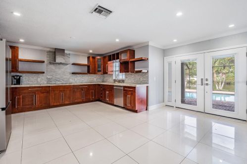 8201 Kirkwood Dr, Tampa FL  33634-2238 exterior