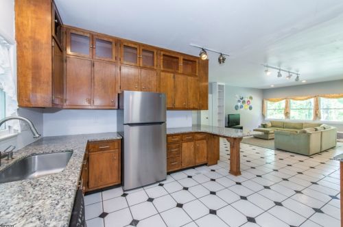 10 Delwood Rd, Chester, NJ 07930-2125