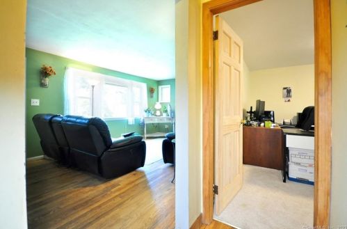 81 White St, Manchester CT 06042-3127 exterior