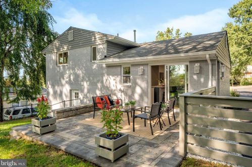 2809 James Dr, Alexandria VA  22303-1338 exterior