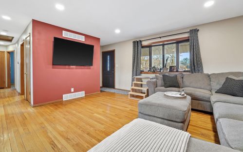 5601 15th Pl, Milwaukee, WI 53221-4371