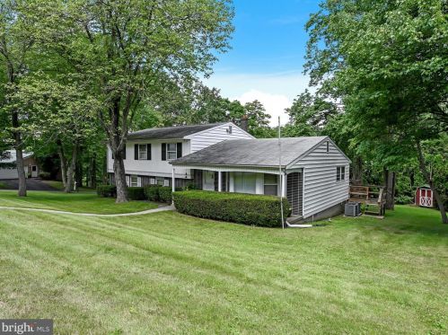 2526 Mahantongo St, Primrose, PA 17901-3127