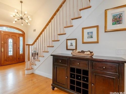 156 Annuskemunnica Rd, Babylon, NY 11702-4403