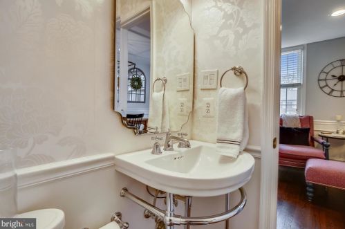 6316 Barrister Pl, Alexandria VA 22307-1214 exterior