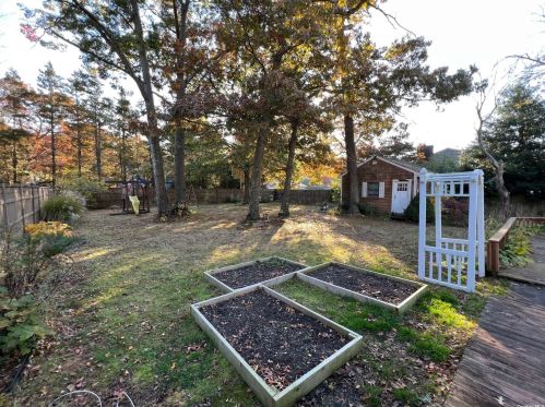 1040 Walnut Ave, Bohemia NY 11716-2176 exterior