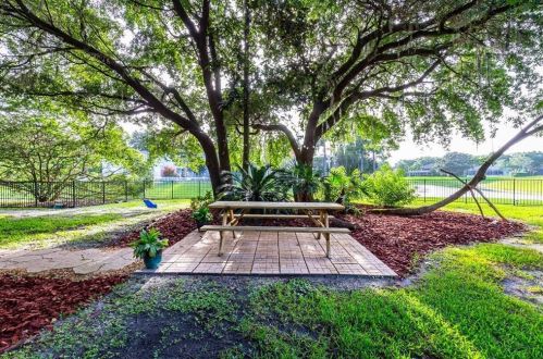 15704 Mifflin Ct, Tampa FL exterior