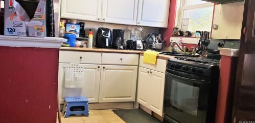 1429 Hicks St, Bronx NY 10469-1729 exterior