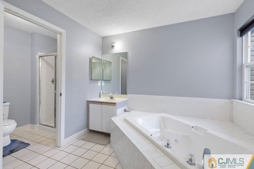 15 Edinburgh Ct, Edison NJ  08820-4657 exterior