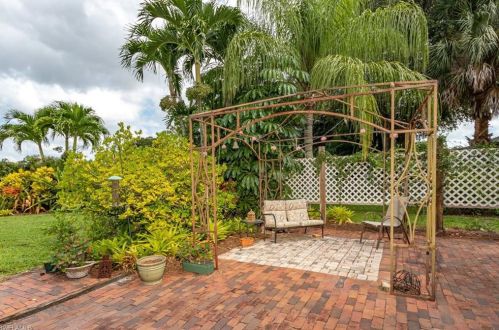 2633 Longboat Dr, Naples FL 34104-3382 exterior