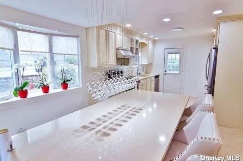 72 Shinbone Ln, Commack NY 11725-5517 exterior