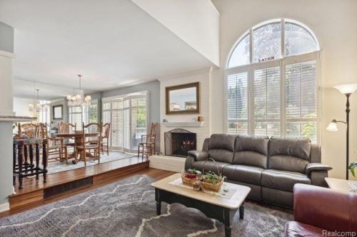 1201 Oakwood Ct, Rochester MI 48307-2539 exterior