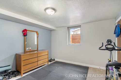 1004 Oakcrest St, Wyoming MI exterior