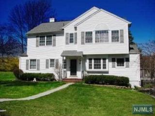 26 High Point Cir, Beaver Lake, NJ 07416-2107
