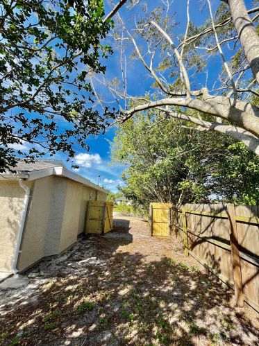 592 Whitmore Dr, Fort Pierce FL  34984-4570 exterior