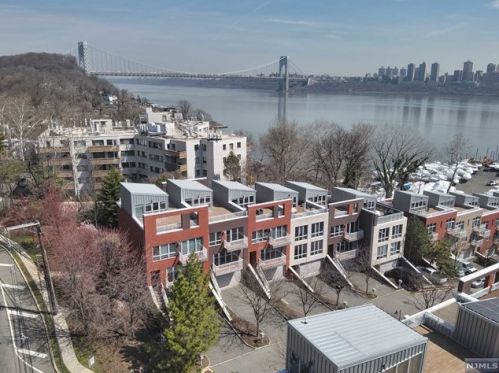 2 Vela Way, Edgewater NJ 07020-1564 exterior