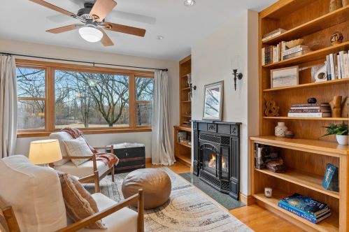 9360 Sleepy Hollow Ln, Milwaukee WI  53217-1242 exterior