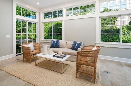 31 Crst Rd, Norwalk CT 06853-1207 exterior