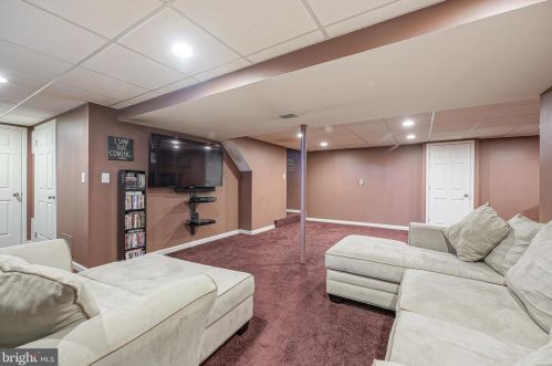 42 Hamilton Lk Dr, Trenton NJ 08619-3437 exterior