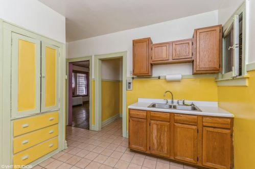 8029 Eberhart Ave, Chicago IL 60637-2411 exterior