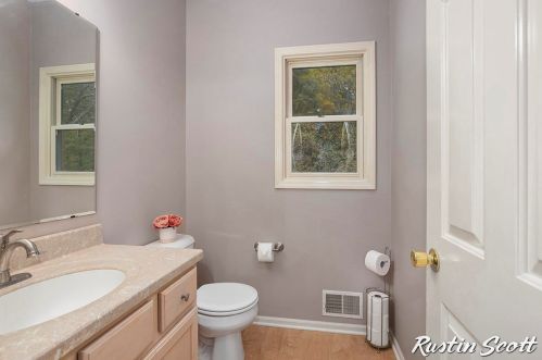 1621 Falcon Crest Dr, Grand Rapids MI 49525-7011 exterior