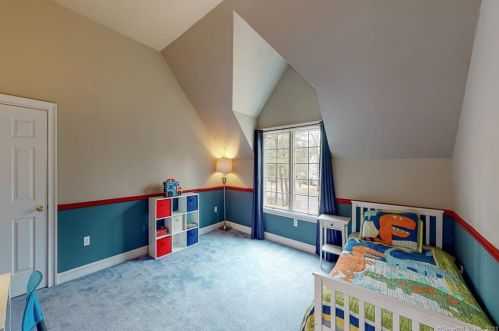 11 Chiltern St, Farmington CT 06032-1533 exterior