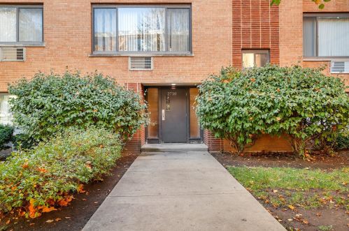 2710 Lunt Ave, Chicago, IL 60645-3035