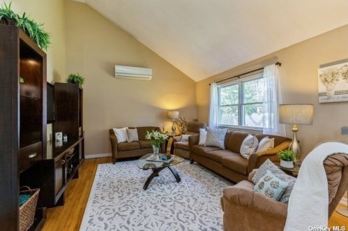 16 Dovecote Ln, Commack NY 11725-2707 exterior