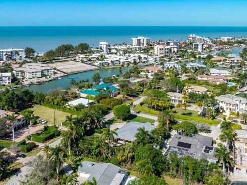 300 Hawser Ln, Naples FL 34102-5030 exterior