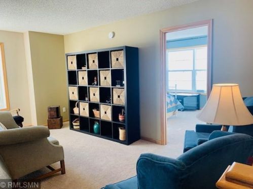 817 Braunworth Ct, Chaska MN 55318-3242 exterior