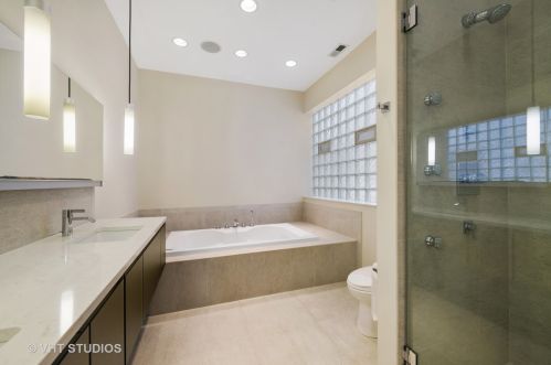 2647 Marshfield Ave, Chicago IL 60614-1001 exterior