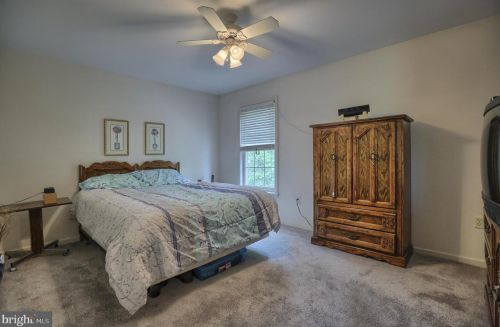 1014 Peggy Dr, Hummelstown PA 17036-9025 exterior