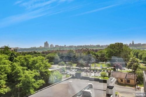 100 Thompson Ln, Edgewater NJ  07020-1024 exterior