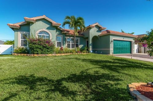 1131 Haleyberry Ave, Fort Pierce FL 34953-6832 exterior