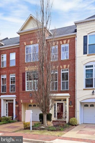 244 Murtha St, Alexandria, VA 22304-8601
