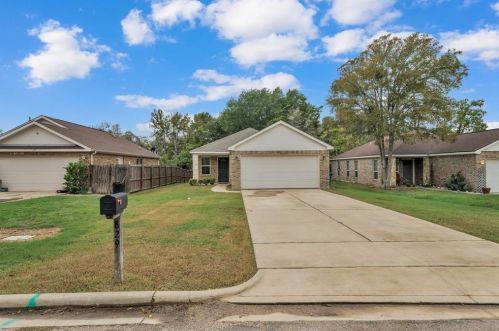 829 16th St, Hempstead TX  77445-4298 exterior