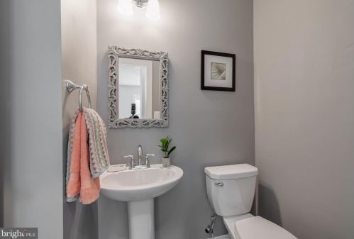 300 Mount Vernon Ave, Alexandria VA  22301-2232 exterior