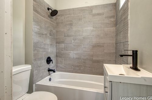 175 Walton Ave, Meskegon MI 49442-3253 exterior