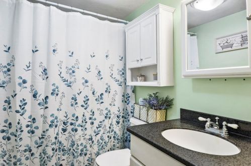 35 Ivernia Rd, Worcester MA 01606-1423 exterior