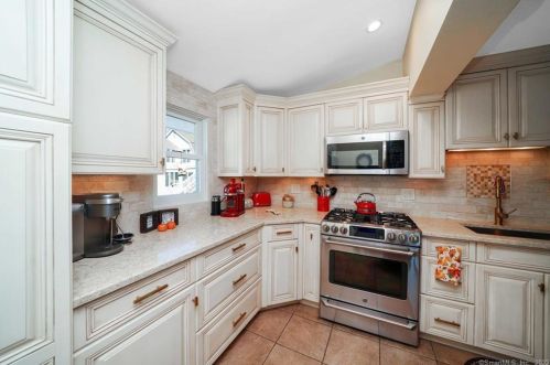 6 Stowe Ave, Milford CT 06460-6023 exterior